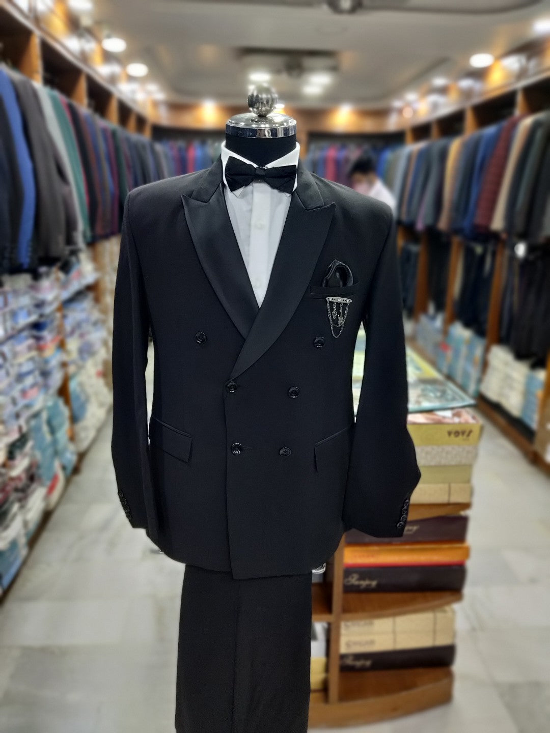 BLACK TUXEDO